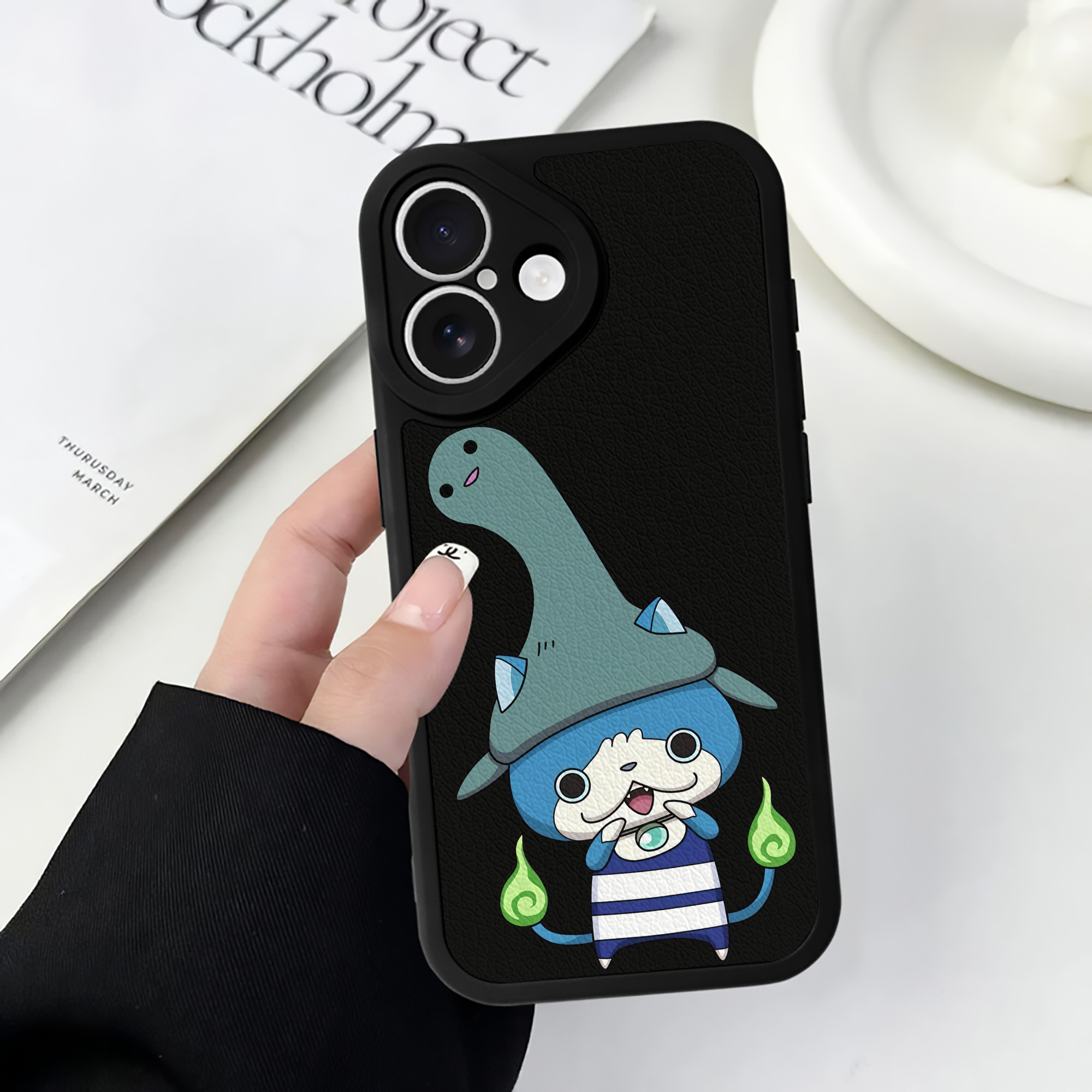 （画像用） 妖怪ウォッチ Yo-kai Watch 【iPhone 16シリーズ対応】シリコンスマホケース（レザー調） 材質：シリコン